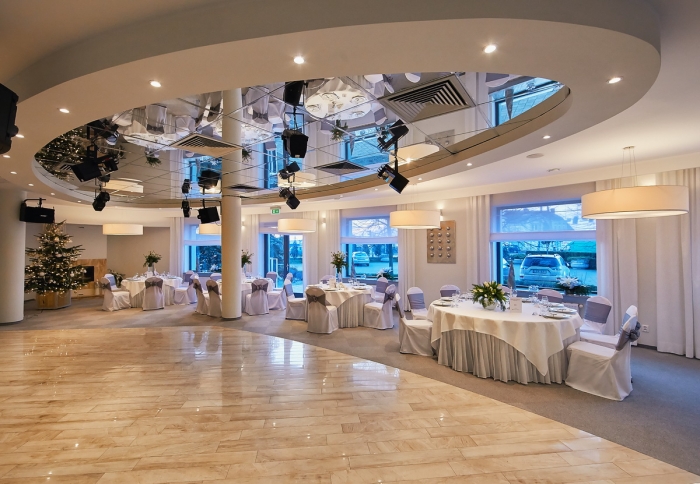 Sala restauracyjna Hotelu Brzoza przygotowana na niedzielny obiad rodzinny