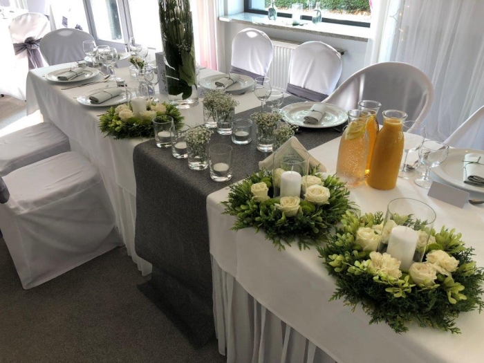 Elegancko nakryty stół z kwiatami na obiad rodzinny